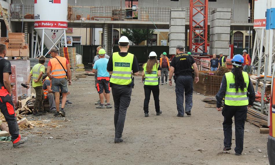 Celníci a kontrolovaní zahraniční dělníci